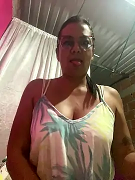 Snapshot of YadiraOrozco chatting on 10, 9, 2025 YadiraOrozco online show from 10, 9, 2025