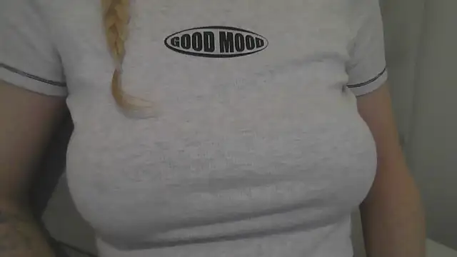 Snapshot of flirty_babe_x chatting on 9, 10, 2025 flirty babe x online show from 9, 10, 2025