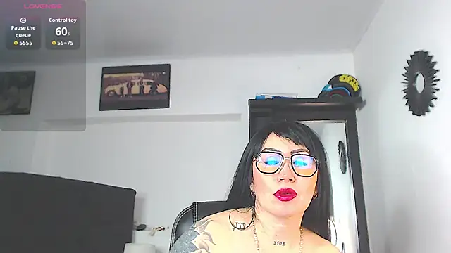 Snapshot of Vicky_hotmilf chatting on 3, 3, 2026 Vicky hotmilf online show from 3, 3, 2026