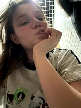 Snapshot of MiniVi chatting on 8, 10, 2025 MiniVi online show from 8, 10, 2025