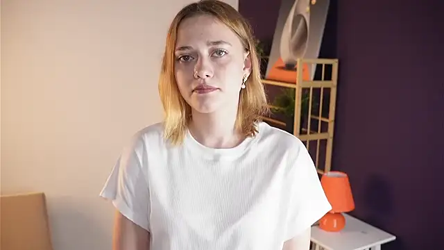 HollieCollelo online show from 9, 9, 2025