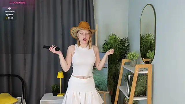 HollieCollelo online show from 6, 11, 2025