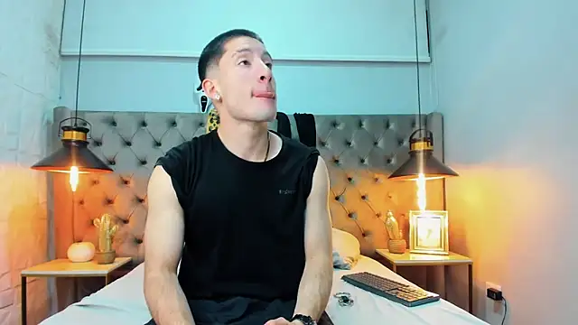 Snapshot of HunterHeat_ chatting on 3, 10, 2025 HunterHeat online show from 3, 10, 2025