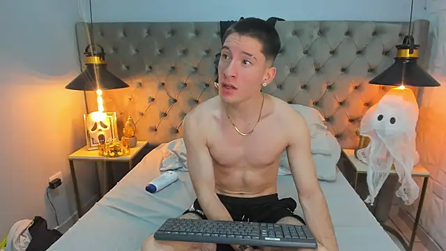 Snapshot of HunterHeat_ chatting on 4, 10, 2025 HunterHeat online show from 4, 10, 2025