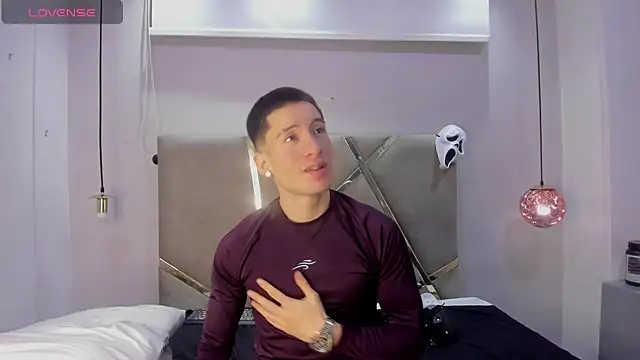 Snapshot of HunterHeat_ chatting on 17, 10, 2025 HunterHeat online show from 17, 10, 2025