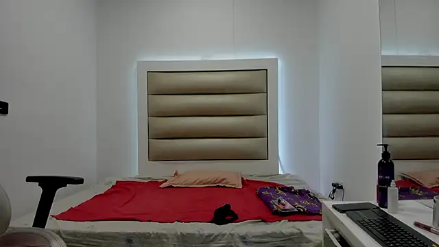 Luna and lindsy online show from 24, 11, 2025