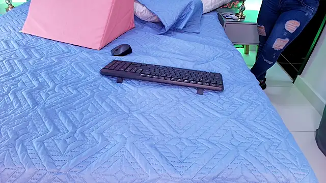 Snapshot of sweegirl69 chatting on 13, 11, 2025 sweegirl69 online show from 13, 11, 2025