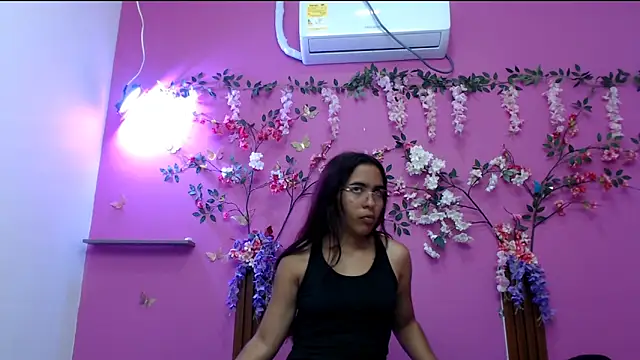 skinnysofia18 online show from 6, 4, 2026