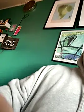 Snapshot of AverageBloke93 chatting on 22, 10, 2025 AverageBloke93 online show from 22, 10, 2025