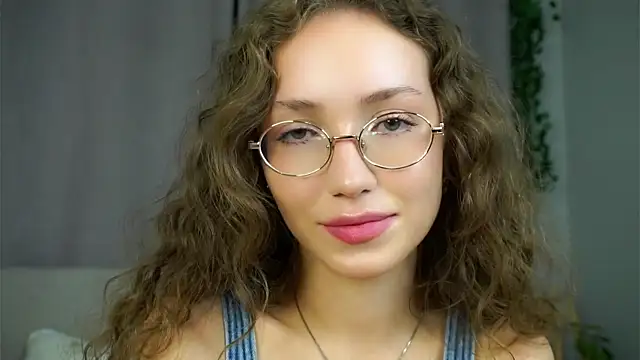 ZeniaBolich online show from 12, 9, 2025