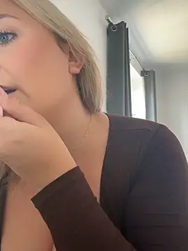 Snapshot of Elliemaee chatting on 11, 9, 2025 Elliemaee online show from 11, 9, 2025