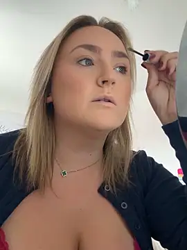 Snapshot of Elliemaee chatting on 18, 9, 2025 Elliemaee online show from 18, 9, 2025