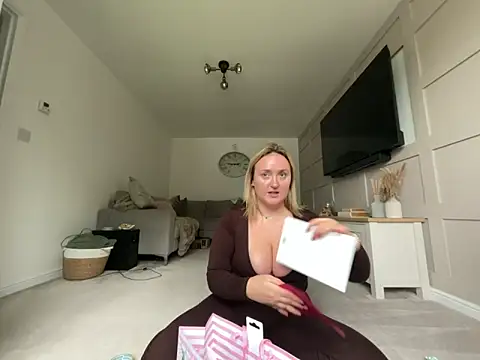 Snapshot of Elliemaee chatting on 3, 10, 2025 Elliemaee online show from 3, 10, 2025