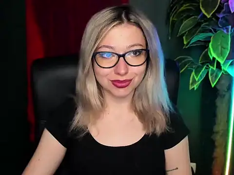 Snapshot of loveHeidi chatting on 4, 6, 2026 loveHeidi online show from 4, 6, 2026