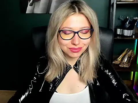 Snapshot of loveHeidi chatting on 15, 6, 2026 loveHeidi online show from 15, 6, 2026
