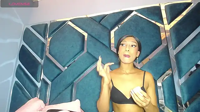 Lea Sweetly online show from 4, 11, 2025