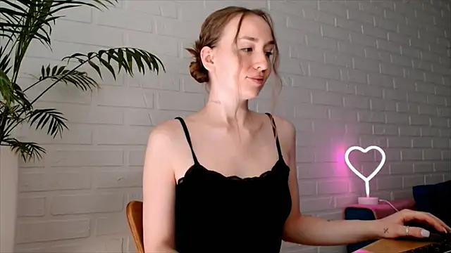 Snapshot of WhitePrincessLuna chatting on 19, 7, 2026 WhitePrincessLuna online show from 19, 7, 2026