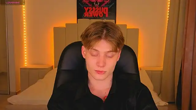 Snapshot of LouieEvans chatting on 18, 11, 2025 LouieEvans online show from 18, 11, 2025