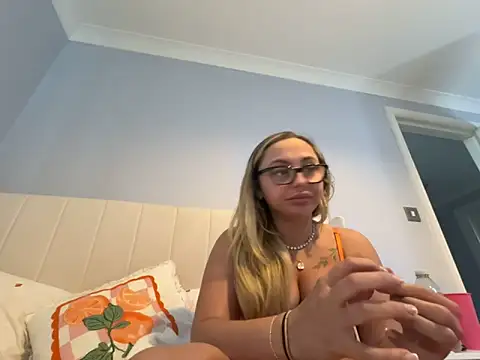 Snapshot of petitelucyXoxx chatting on 18, 5, 2026 petitelucyXoxx online show from 18, 5, 2026