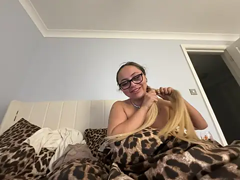 Snapshot of petitelucyXoxx chatting on 4, 7, 2026 petitelucyXoxx online show from 4, 7, 2026