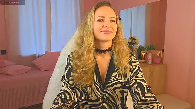 Hloya Mei online show from 19, 9, 2025