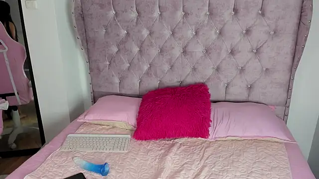 Snapshot of sara_cloudy chatting on 7, 10, 2025 sara cloudy online show from 7, 10, 2025