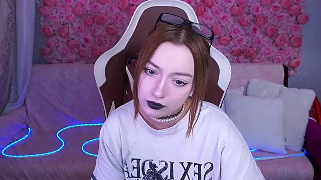 Snapshot of FoxyMayy chatting on 7, 6, 2026 FoxyMayy online show from 7, 6, 2026