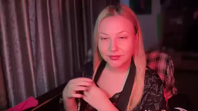 Snapshot of BikiHellena chatting on 8, 11, 2025 BikiHellena online show from 8, 11, 2025