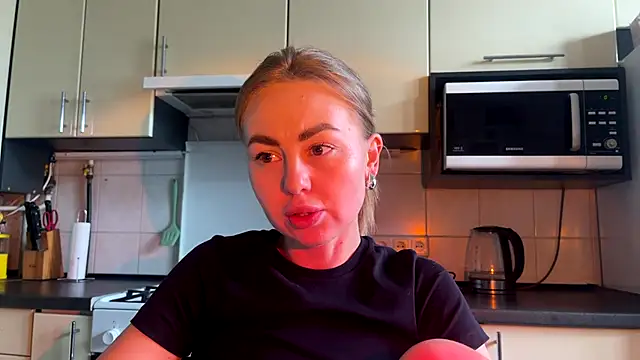 Snapshot of MartaLuna_ chatting on 18, 6, 2026 MartaLuna online show from 18, 6, 2026