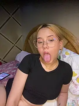 Snapshot of coupleyys chatting on 22, 5, 2026 coupleyys online show from 22, 5, 2026