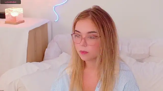 Lilith Bonheur online show from 2, 12, 2025