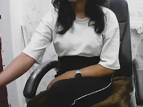 short girl  online show from 25, 2, 2026