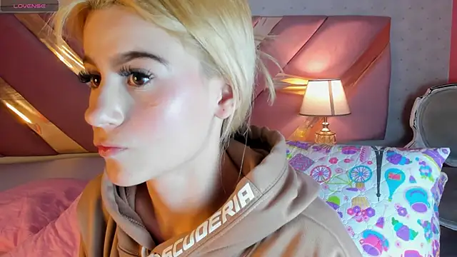 ChloeLaurentt online show from 5, 1, 2026