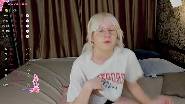 Snapshot of AlettaEve chatting on 22, 9, 2025 AlettaEve online show from 22, 9, 2025