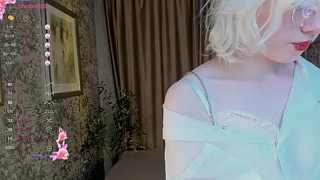 Snapshot of AlettaEve chatting on 4, 10, 2025 AlettaEve online show from 4, 10, 2025