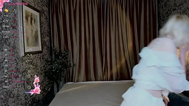 Snapshot of AlettaEve chatting on 10, 10, 2025 AlettaEve online show from 10, 10, 2025