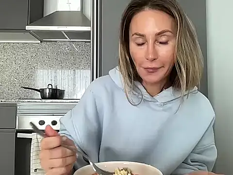 Snapshot of Virellla chatting on 12, 11, 2025 Virellla online show from 12, 11, 2025