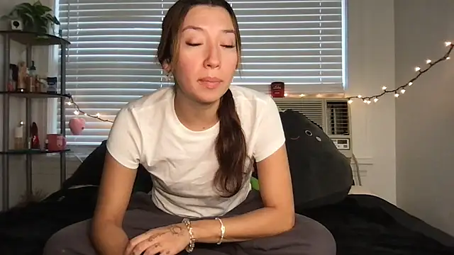 Snapshot of yoursweetestlilly chatting on 14, 11, 2025 yoursweetestlilly online show from 14, 11, 2025