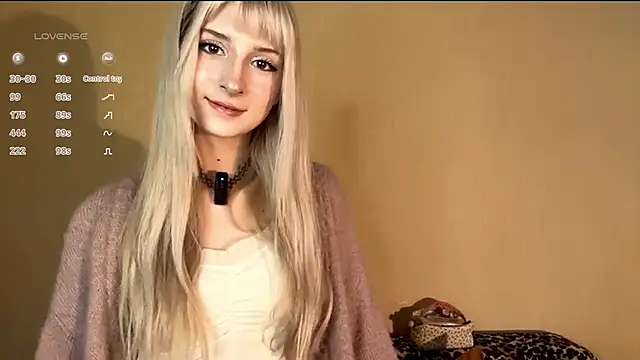 Snapshot of FridaAaberg chatting on 9, 11, 2025 FridaAaberg online show from 9, 11, 2025