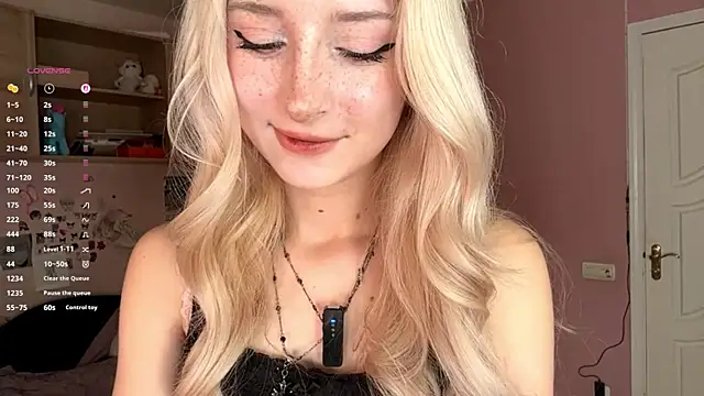 Snapshot of FridaAaberg chatting on 14, 11, 2025 FridaAaberg online show from 14, 11, 2025