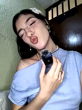 Emily-hottson online show from 17, 10, 2025