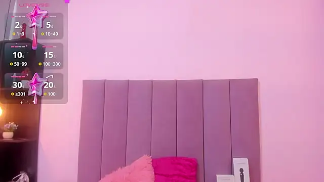 HoollyHendrix online show from 15, 10, 2025