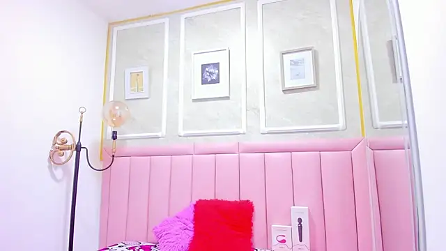 HoollyHendrix online show from 5, 12, 2025