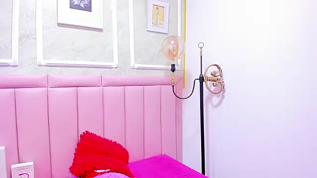 HoollyHendrix online show from 15, 12, 2025