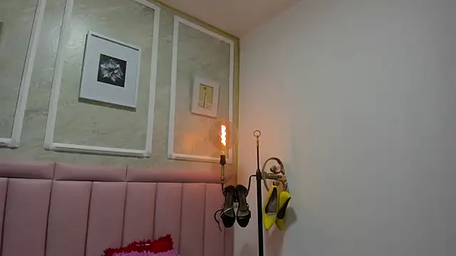 HoollyHendrix online show from 19, 12, 2025