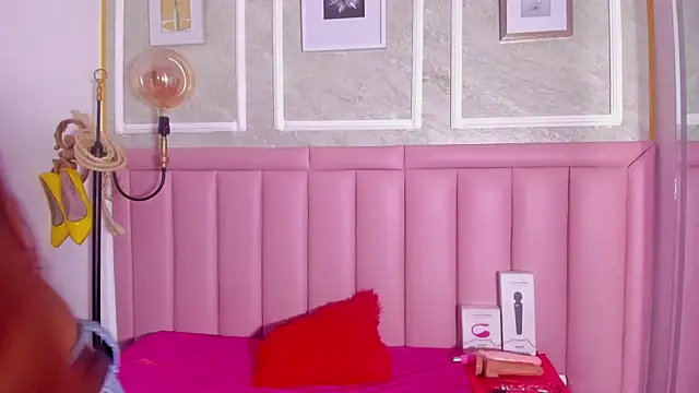 HoollyHendrix online show from 9, 2, 2026