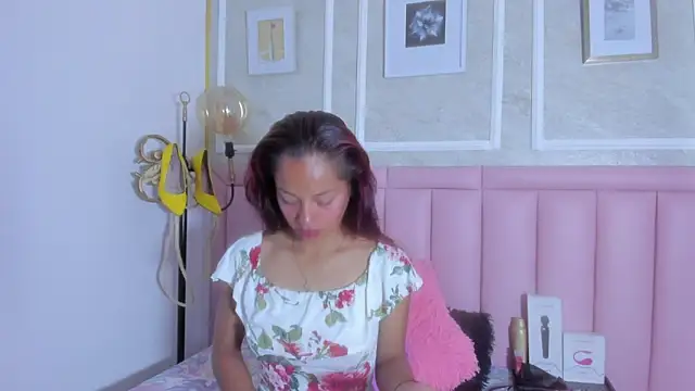 HoollyHendrix online show from 3, 3, 2026