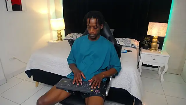 Snapshot of SkylerBigxxx chatting on 6, 6, 2026 SkylerBigxxx online show from 6, 6, 2026