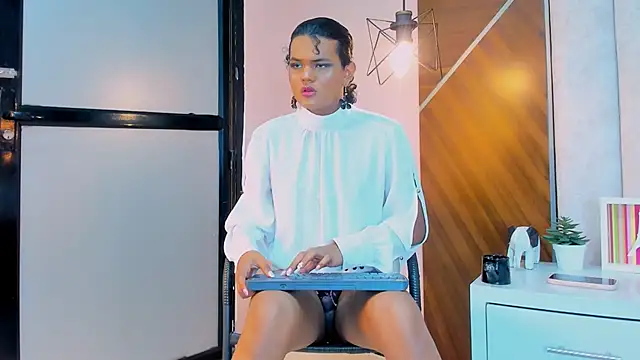 SirinaTurner online show from 30, 9, 2025