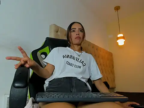 Snapshot of Naomis_35 chatting on 13, 10, 2025 Naomis 35 online show from 13, 10, 2025